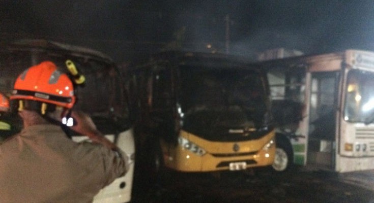 Três ônibus da prefeitura  foram incendiados durante a madrugada