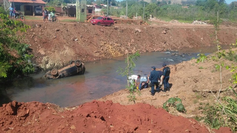 Um acidente ocorreu hoje na altura da ponte que liga a Vila Izanópolis com a Imperatriz. O veículo caiu dentro do Córrego do Cedro. Foto do WattsApp