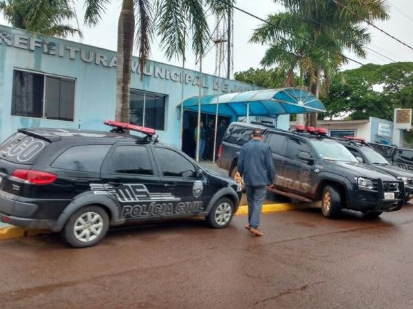 Viaturas da polícia estão em frente à prefeitura municipal. (Foto: Viviane Oliveira)