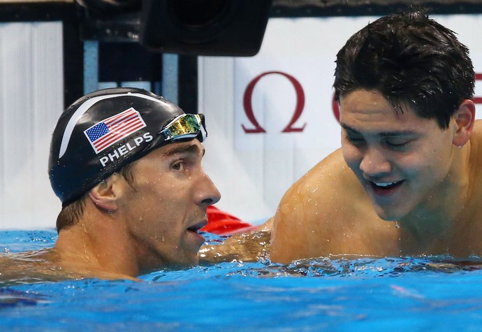O ídolo Phelps se aproxima do fã para parabenizá-lo pelo título olímpico (Foto: Athit Perawongmetha/REUTERS)
