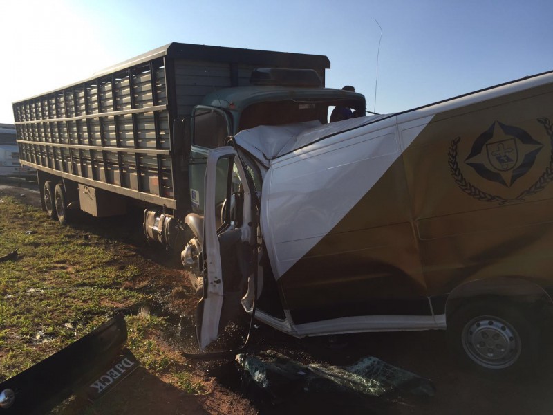 Foto publicada em grupo de WattsApp do acidente que ocorreu na tarde de hoje na MS 306. O motorista do veículo funerário de Mato Grosso faleceu. O motorista do caminhão não se feriu, segundo as informações de quem passou pelo local.