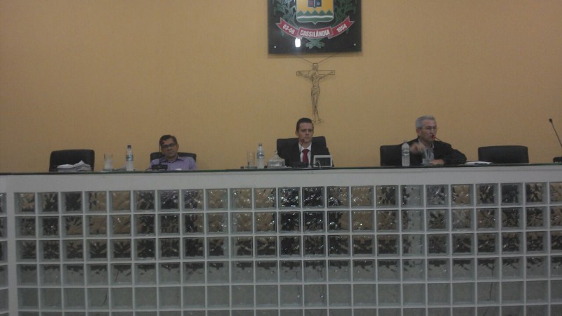 Guilherme Colagiovanni Girotto é o moderador do debate. Ao seu lado os candidatos: Armando do Café (PSDD) e Jair Boni (PSDB)