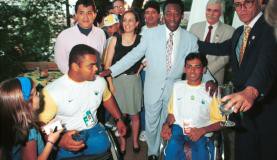 O ex-ministro do Esporte Pelé com a delegação paralímpica que representou o Brasil em Atlanta, em 1996. Divulgação/ Acervo pessoal João Batista Carvalho e Silva