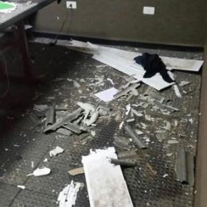 Estúdio ficou muito danificado com a explosão causada por granada (Foto: Ronaldo Diaz)