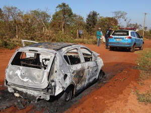 Suspeitos fugiram, mas carro foi encontrado incendiado no Taquaral Bosque. (Foto: Fernando Antunes)