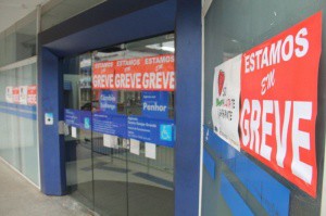 Em Campo Grande, todas as agências do Centro estão fechadas. Só na Capital, 89 bancos estão com atividades paralisadas. (Foto: Marcos Ermínio)