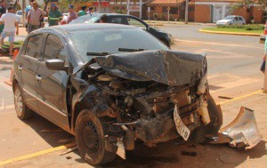 Frente do carro ficou completamente destruída após colisão em rotatória. (Foto: Chapadense News)