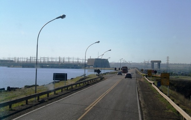 Travessia sobre o rio Paraná, interligado os estados de Mato Grosso do Sul e São Paulo, não será mais utilizada para passagem de veículos. - Foto:  Mapio.Net