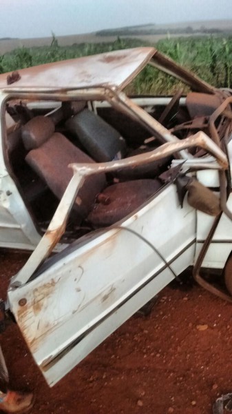 Mais uma foto de como ficou o carro dos peões cassilandenses depois do acidente