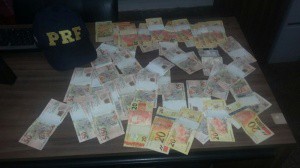 Notas de R$ 50,00 e R$ 20,00 estavam sendo distribuídas para a população no centro de Paranaíba, por candidato a vereador. (Foto: PRF/ Divulgação)