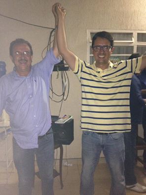Rodrigo foi o vereador mais votado com 782 votos. Na foto comemora ao lado do pai José Donizete Ferreira de Freitas, ex-prefeito de Cassilândia. Rodrigo foi assessor do deputado federal Dagoberto durante alguns anos em Brasília. 