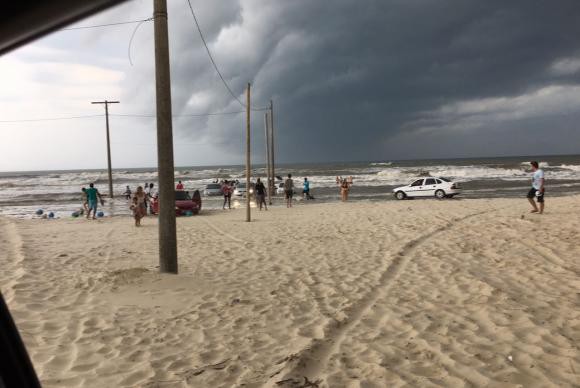 A Defesa Civil de Santa Catarina confirmou o fenômeno de tsunami meteorológico no município de Tubarão. Diversos carros foram parar dentro do mar - Imagem de divulgação/Defesa Civil de Santa Catarina