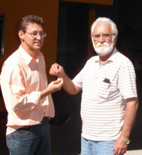 8 de agosto de 2007 : O novo prefeito Baltazar recebe a chave de Romão, que deixa o cargo e volta à presidência da Câmara - Foto Zildo Silva
