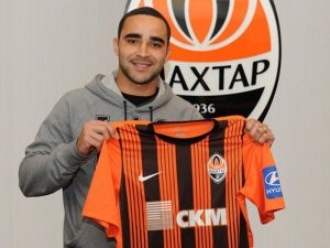 Ismaily com a camisa do Shakhtar Donetsk na sua apresentação no clube ucraniano em 2013 (Foto: Divulgação)