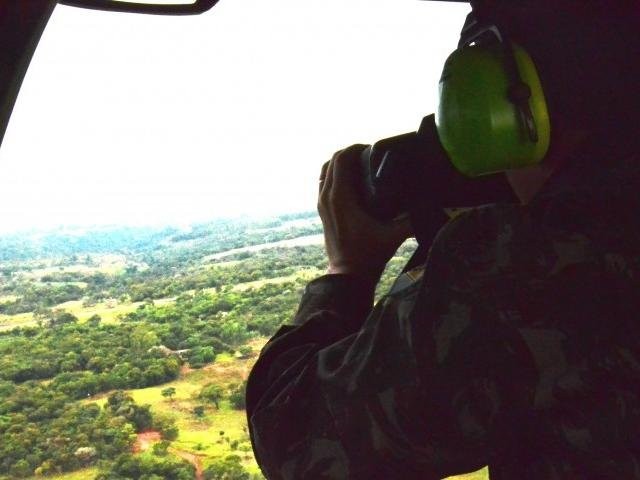 Soldado do Exército em sobrevoo de helicóptero durante a Operação Ágata (Foto: Divulgação)