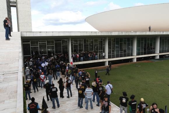 Manifestantes tentam invadir a Câmara em protesto contra reforma da Previdência Fabio Rodrigues Pozzebom/Agência Brasil