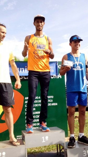 Josimar Silva de Souza recebe o troféu de primeiro lugar em sua categoria na corrida que participou na manhã de hoje em Votuporanga. Foi o sexto no geral e ontem o segundo em Cassilândia.
