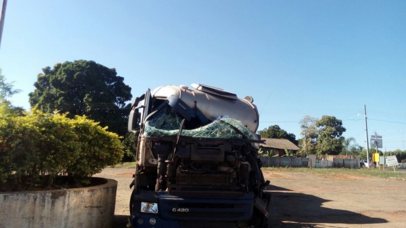 Como ficou a cabine da carreta do acidente ocorrido no domingo nas proximidades do CERCA. Felizmente o motorista teve apenas lesões leves.