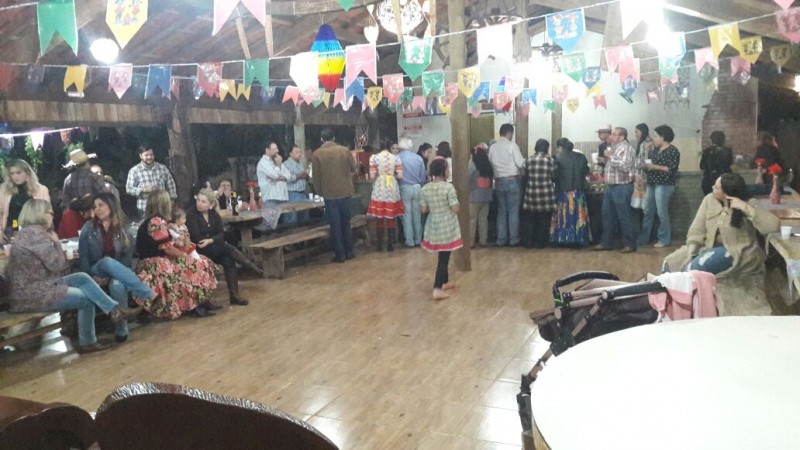 O Rotary Club de Cassilândia e a Casa da Amizade realizaram na noite de ontem, no clube privé do empresário Armando do Café, realizaram a tradicional festa junina. É uma tradição de mais de 30 anos, com a participação de familiares.