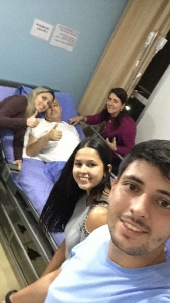 Waddhy Moysés, o Mineiro, com a família após ser submetido a cirurgia em Campo Grande. Está se recuperando muito bem. 
