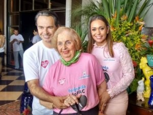 Norma Trad acompanhada do sobrinho Marquinhos e da esposa dele Tatiana. (Foto: Reprodução/Facebook)