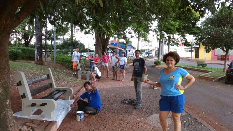 Rotaract e Rotary Club continuam recuperando os bancos da Praça São José, sem verba pública. Parabéns.