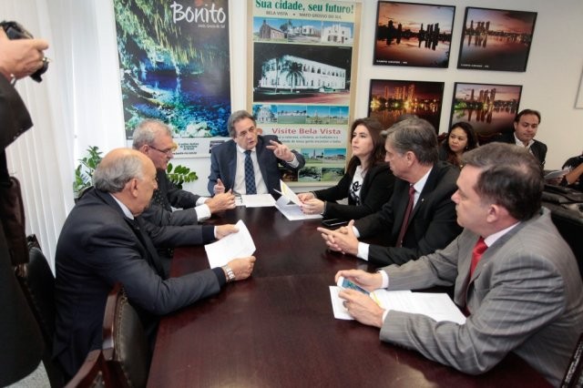 Reunião da bancada federal de Mato Grosso do Sul, presidida pelo senador Waldemir Moka, nesta terça-feira, em Brasília (Foto: Divulgação)