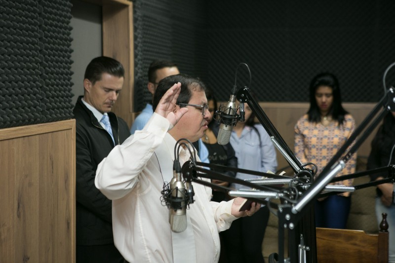 Padre Edilson, um dos colaboradores da Rádio Patriarca, abençoou as novas instalações. Foto: Mauricio Paulino.