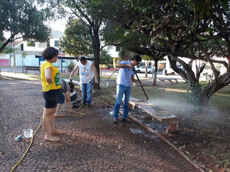 Rotarianos limpando os bancos da praça São José