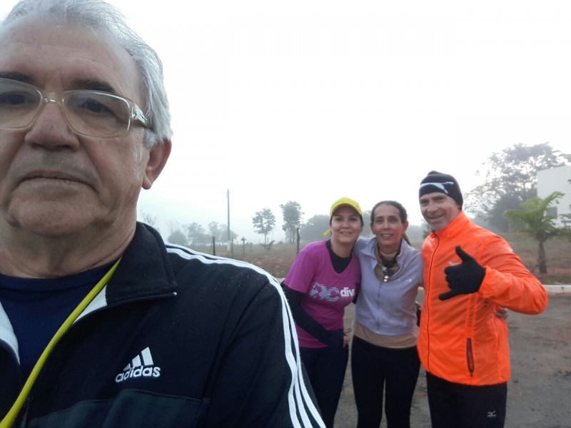 Hoje, com a temperatura de 7 graus em Cassilândia, esses foram os únicos que se aventuraram para uma corrida básica de 7 quilômetros: Lizandro, Mara, Sandramar e Girotto. 