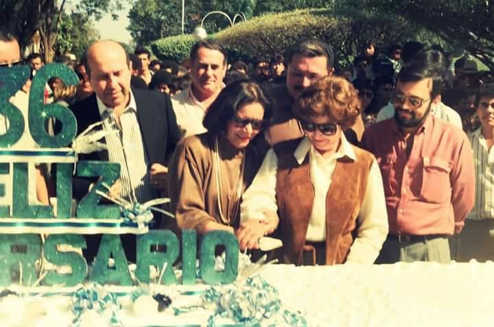 O governador Marcelo Miranda, Juvêncio Cesar da Fonseca e Walter Pereira. Todos políticos fortes da época, vendo cortar o bolo de aniversário. 