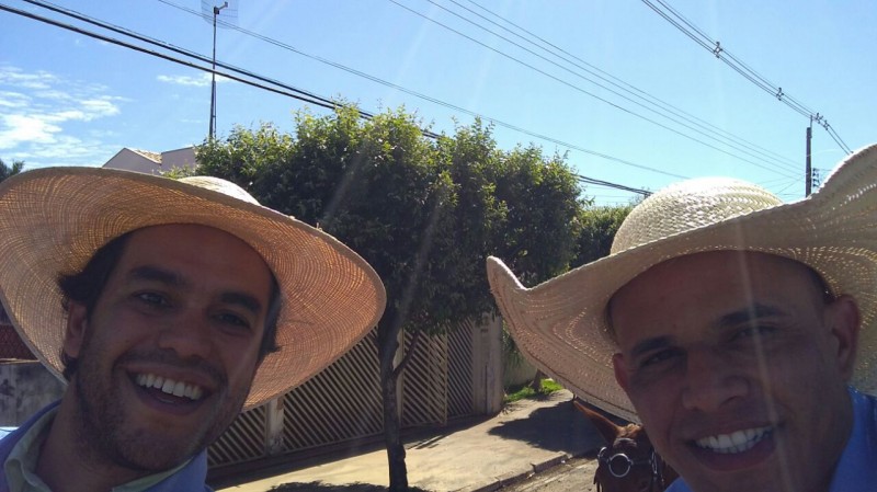 O deputado estadual Beto Pereira e o vereador Dentinho tiraram "selfie" em cima dos burros, durante o desfile de aniversário de Cassilândia (Crédito: Vereador dentinho)