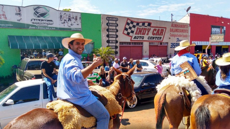 O vereador Dentinho enviou selfie que não via o deputado Beto Pereira montado em um burro. Os leitores reclamaram. Ele atendeu e mandou a prova, o deputado participando do desfile da cidade..