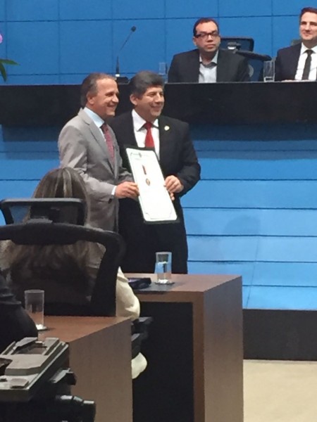 Manoel Afonso recebendo a comenda Jorge Siufi do deputado Lidio Lopes, na Assembléia Legislativa, na última quarta-feira.