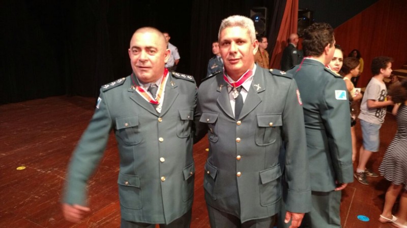 O capitão Silvio e o Tenente Pires receberam a maior Comenda da Polícia Militar de MS. a Medalha do Mérito Policial Militar. Merecidamente. Parabéns.