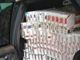 PRF apreendeu ao menos 25 caixas de cigarro. (Foto: Divulgação PRF).