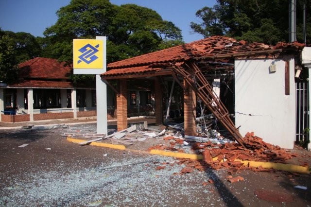 Explosão deixou agência do Banco do Brasil destruída. (Foto: Marcos Ermínio)