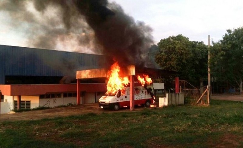 Viatura do SAMU pega fogo ao lado de escola em Paranaiba