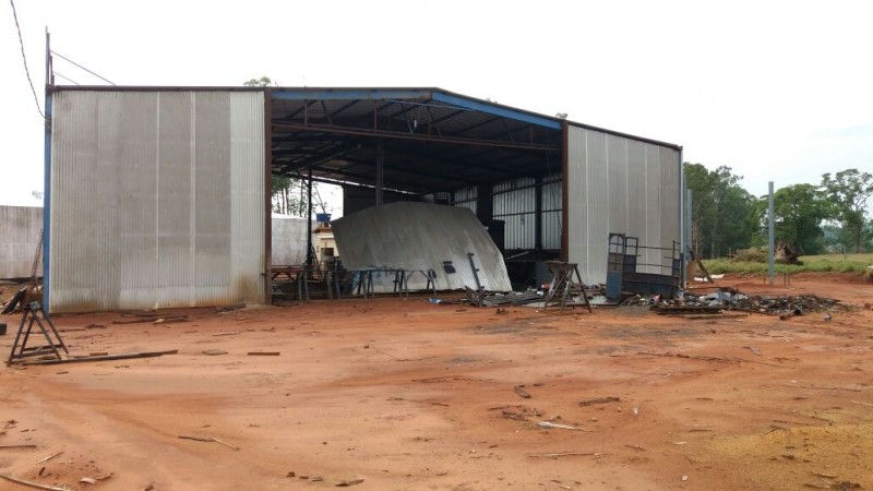 O vento arrancou o portão da fábrica de carrocerias, na saída para Paranaiba.- Foto: Marcelão