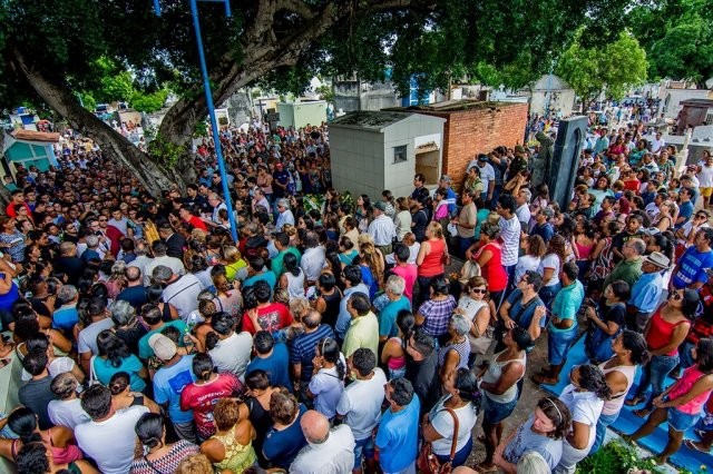 Uma multidão acompanhou o sepultamento do prefeito Ruiter Cunha de Oliveira na manhã desta quinta-feira no Cemitério Santa Cruz, em Corumbá (Foto: Renê Marcio Carneiro)