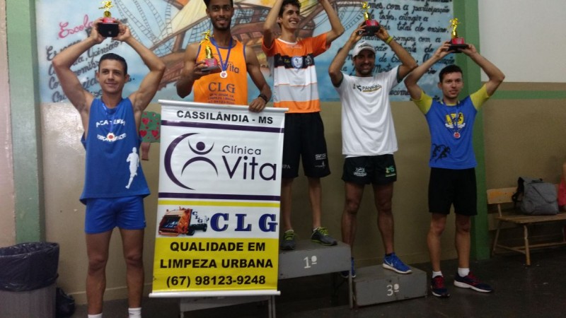 O gari atleta Josimar conseguiu o segundo lugar na corrida de 8 km realizada hoje em Merediano - SP. Eder Araujo ficou em terceiro. É Cassilândia no pódio 