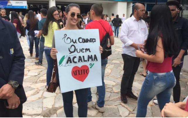 ENEM 2017 - Domingo (5) - Campo Grande (MS) - Universitários recepcionam candidatos do Enem com cartazes de apoio, abraços e sorrisos no portão da Uniderp, em Campo Grande (Foto: Graziela Rezende/G1 MS)