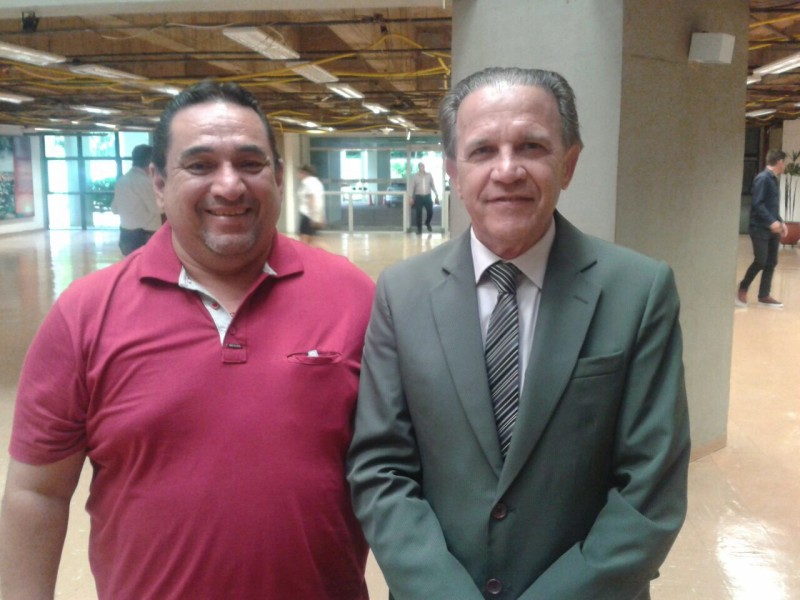 O colunista Manoel Afonso ao lado do novo prefeito de Corumbá, Marcelo Iunes (PTB) na Assembleia Legislativa de MS (Foto: Arquivo pessoal)