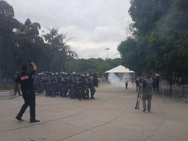 Tropa de choque da PM na frente da Assembleia. (Foto: Mirian Machado).
