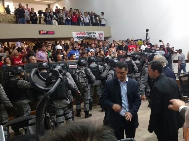 Policiais do Batalhão de Choque fazem corredor para (Foto: Leonardo Rocha).
