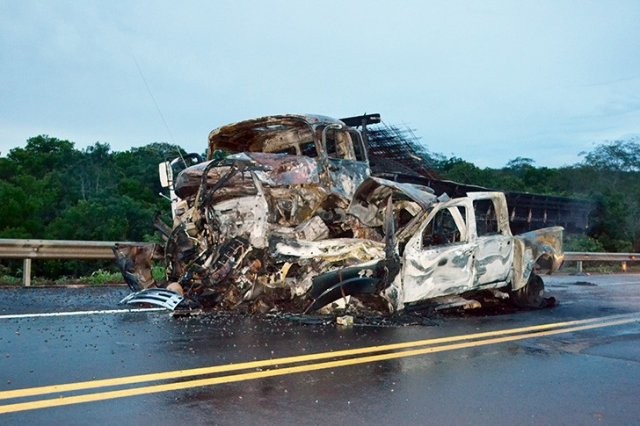 Veículos ficaram destruídos por causa do fogo e da colisão (Foto: Maikon Leal/Coxim Agora)