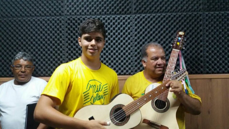 Pedro das Gerais fez a entrega da viola ao jovem sorteado no concurso promovido pelo maestro Ney. Por coincidência o jovem Alex faz parte da orquestra de violas de Cassilândia.