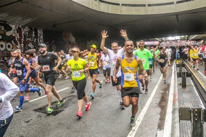 Foto tirada de Gian (camiseta preta) e Bruna (camiseta amarela) ainda na avenida Paulista, no início da corrida (Foto: Arquivo Pessoal)