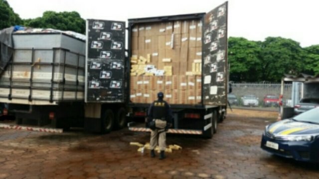 Caminhão apreendido com cigarros e agrotóxicos contrabandeados (Foto: Divulgação/PRF)