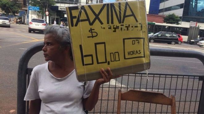 Rosana da Silva exibe um pedido de emprego todos os dias na Vila Mariana, bairro da zona sul de São Paulo | Foto: Leandro Machado/BBC Brasil
